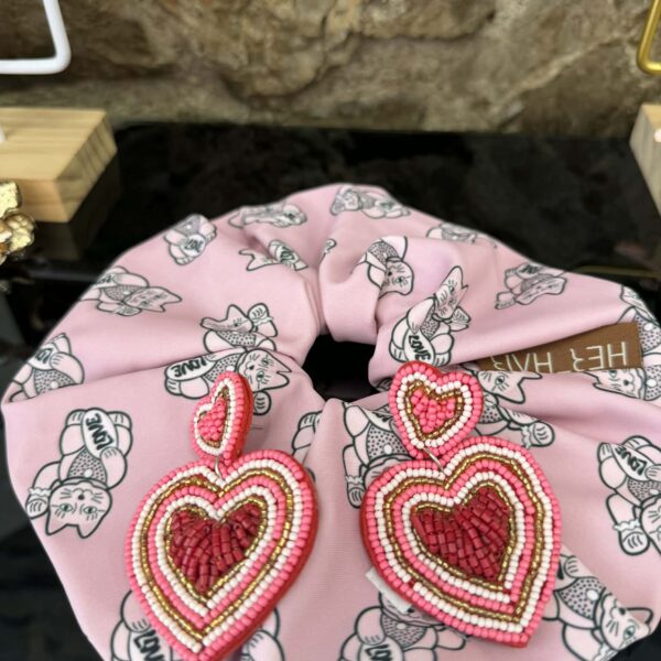 Σατέν Xειροποίητο Scrunchie “Η Γατούλα της Αγάπης” 🐱💗