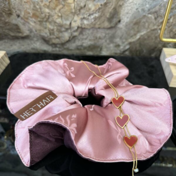 Χειροποίητο σατέν scrunchie σε απαλή ροζ απόχρωση